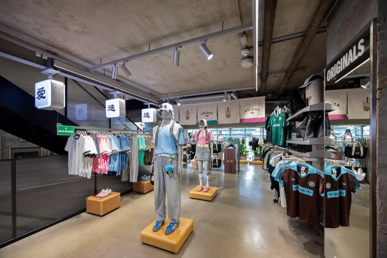 店内设计以西门町街区为灵感。品牌提供