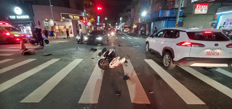 王姓警員全身擦傷送醫。警方提供