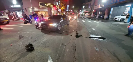 蘆洲警鳴笛驅車趕民眾糾紛現場 與奧迪車路口相撞噴飛