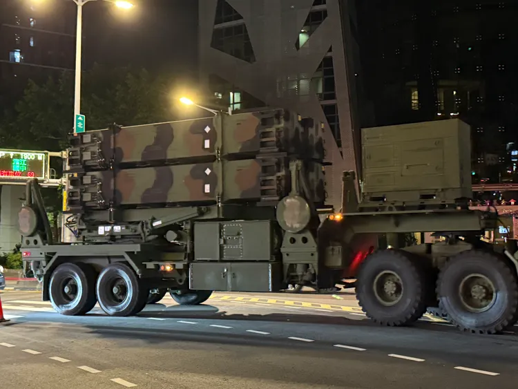 愛國者防空飛彈連在17日晚間，撤離大直美堤河濱公園。讀者提供