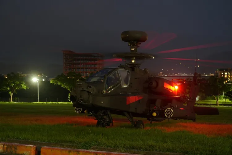 漢光演習昨天進入第9天，為協力大台北地區部隊實施抵抗戰鬥，2架AH-64E阿帕契攻擊直升機於黑夜中降落樹林河濱公園，實施熱加油及掛彈操演。國防部發言人臉書