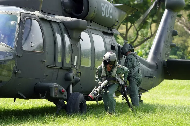 漢光演習昨天進入第9天，為協力大台北地區部隊實施抵抗戰鬥，2架AH-64E阿帕契攻擊直升機降落樹林河濱公園，實施熱加油及掛彈操演。國防部發言人臉書