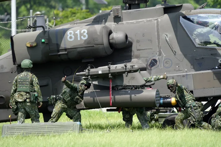 漢光演習昨天進入第9天，為協力大台北地區部隊實施抵抗戰鬥，2架AH-64E阿帕契攻擊直升機降落樹林河濱公園，實施熱加油及掛彈操演。國防部發言人臉書