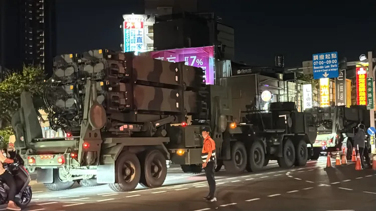 愛國者防空飛彈連在17日晚間，撤離大直美堤河濱公園。讀者提供