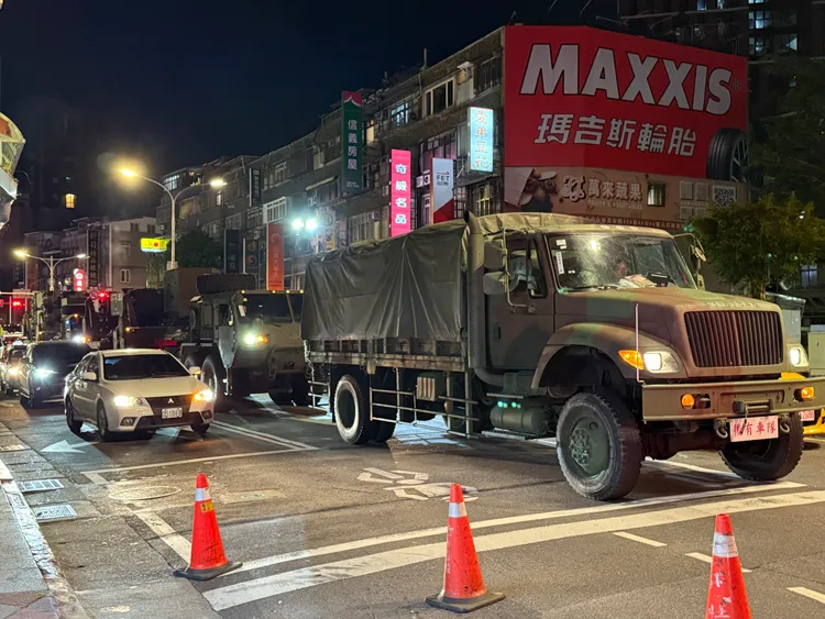 愛國者防空飛彈連在17日晚間，撤離大直美堤河濱公園。讀者提供
