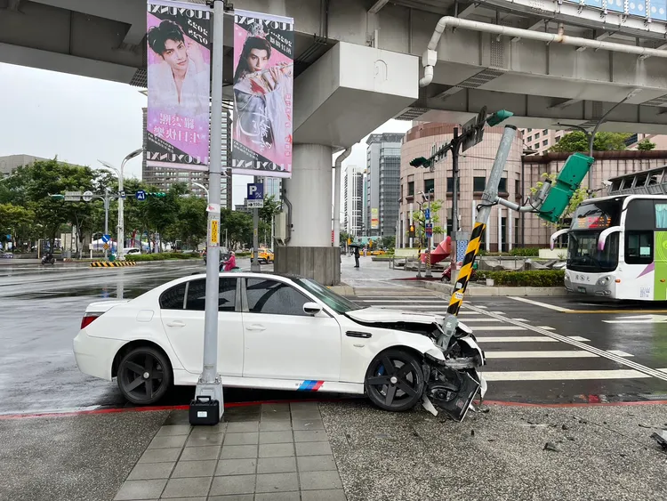 號誌桿遭撞歪。警方提供
