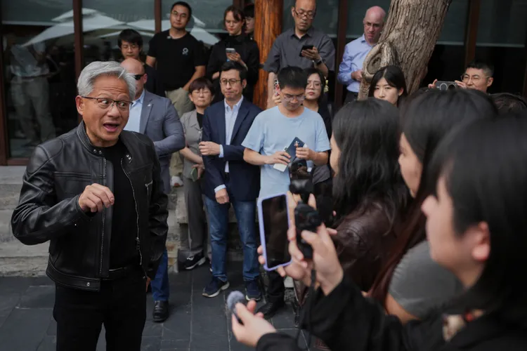 黃仁勳回答記者提問。美聯社