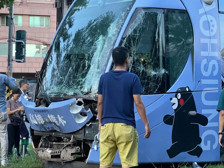 輕軌列車受損嚴重。翻攝Threads/_yummy_tw