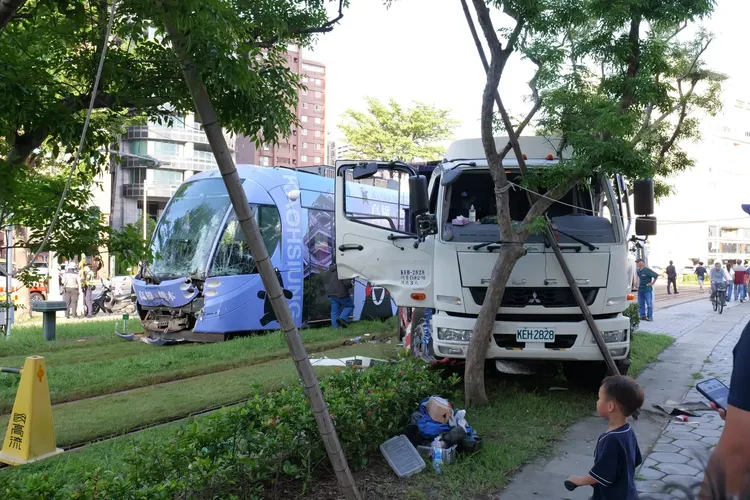 大貨車前擋風玻璃也破裂。翻攝Threads/patrick_zoeng