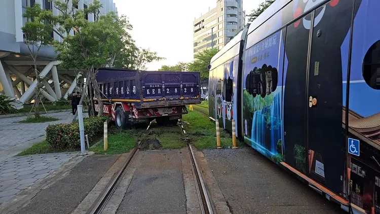 高雄輕軌被大貨車撞上，共造成6人受傷。翻攝Threads/patrick_zoeng