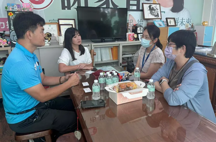 市議員謝家宜（左二）、里長蘇乙青等人向社會局人員了解青年近況。翻攝謝家宜臉書