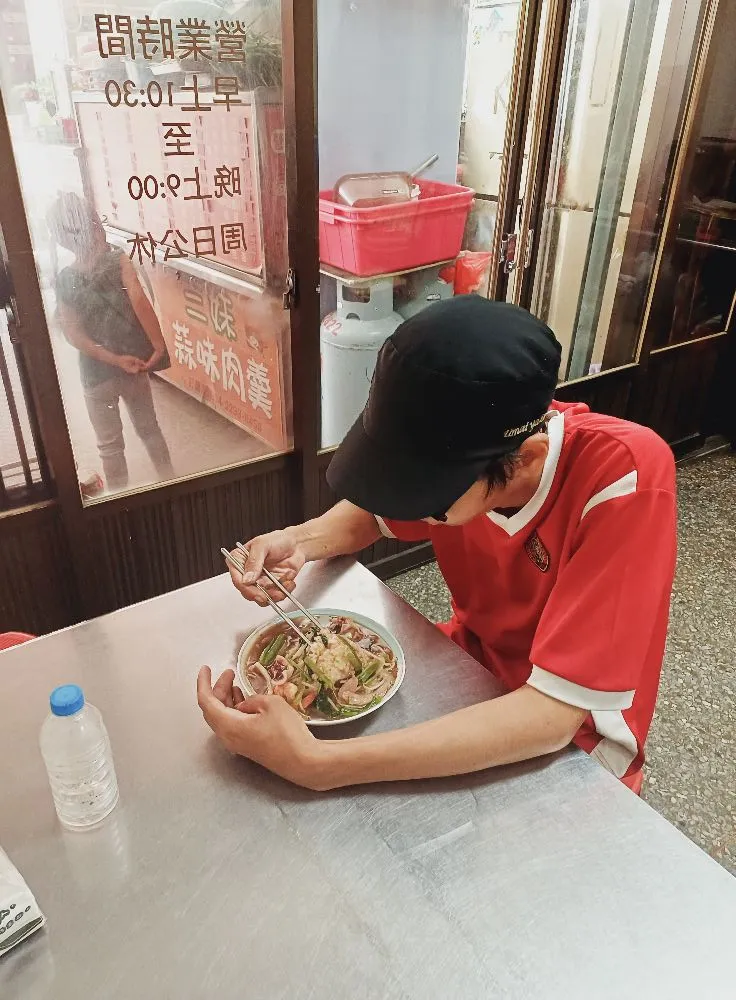 青年正在安置處所學習使用電器、搭公車等生活技能。翻攝蘇乙青臉書