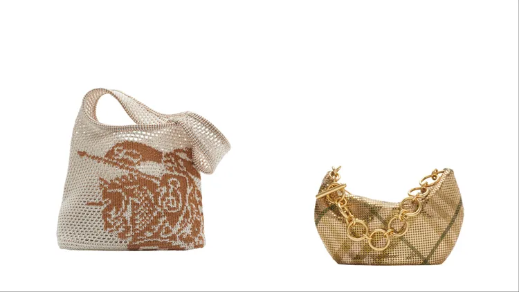 Burberry白色&沙色小型EKD鉤針編織包（左）5萬9000元、Burberry雲雀色Chainmail包 （右）6萬5000元。品牌提供