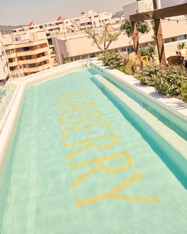 Burberry限時接管位於西班牙伊比薩的The Standard酒店。品牌提供