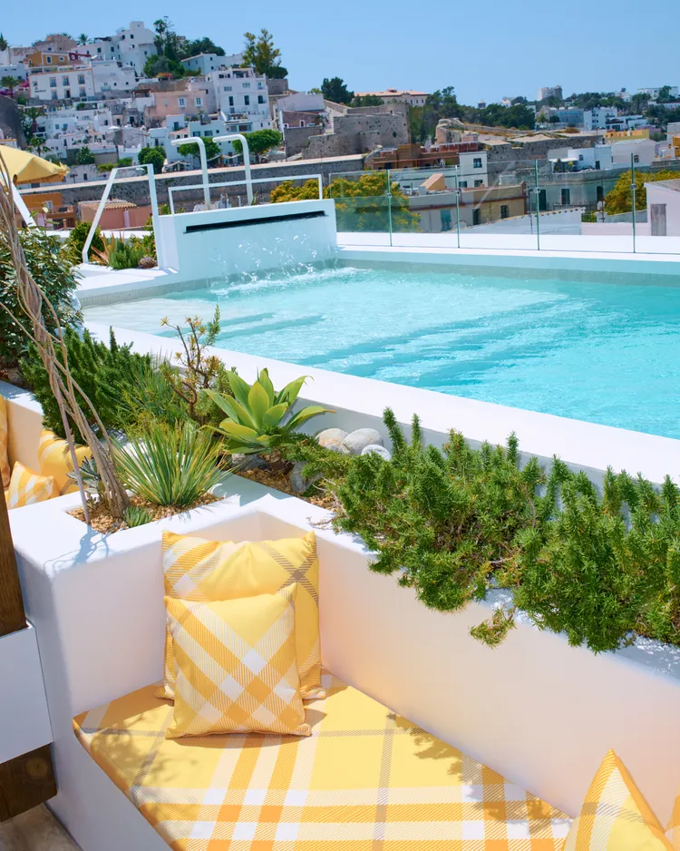 更加輕盈的格紋設計，依舊營造出濃厚英倫氛圍。品牌提供