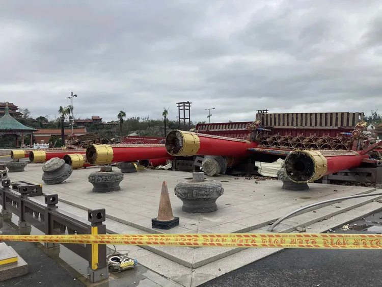 南鯤鯓代天府牌樓遭「丹娜絲」強風吹倒。翻攝南鯤鯓代天府臉書