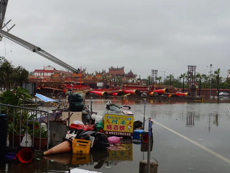 南鯤鯓代天府牌樓遭「丹娜絲」颱風肆虐、導致牌樓應聲倒下。甘修全授權提供