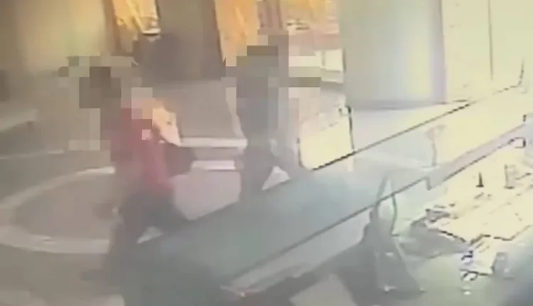 當天只有這對男女出入社區大樓。警方提供