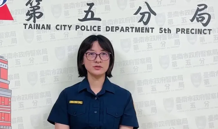 警方說明阿伯的電扇擋住機車車牌，恐違規可開罰。警方提供