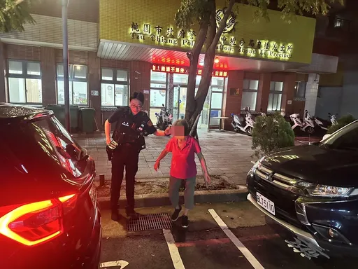 8旬老婦外出散步迷途 壢警關鍵對話助返家