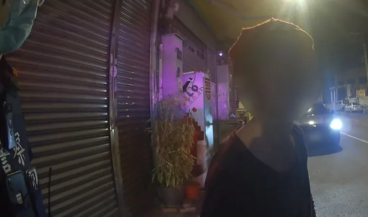 警方趕抵細心詢問王婦相關資訊。翻攝畫面