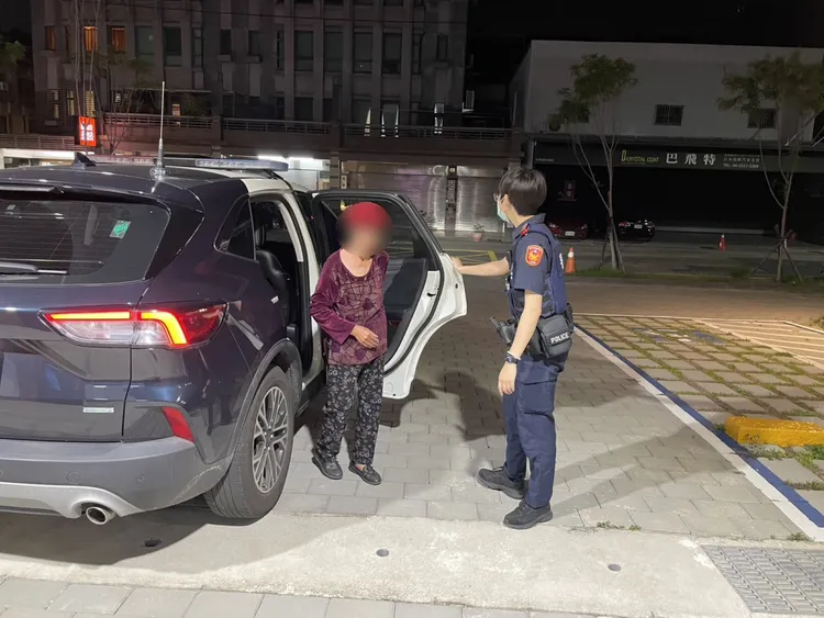 警方先載王婦返所查察相關資訊。翻攝畫面