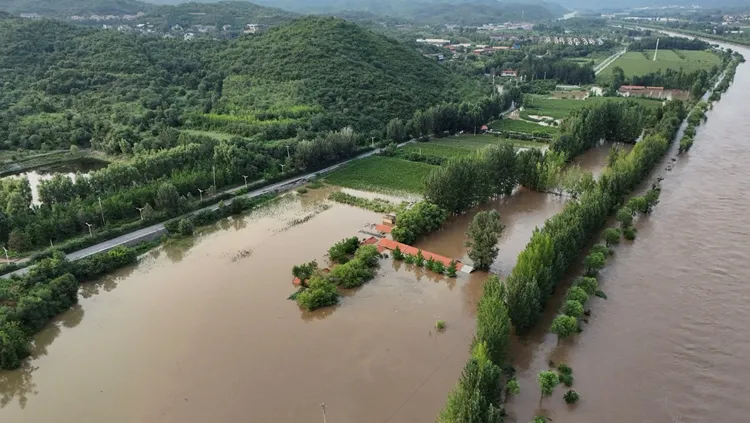 北京市密雲區被洪水淹沒。路透