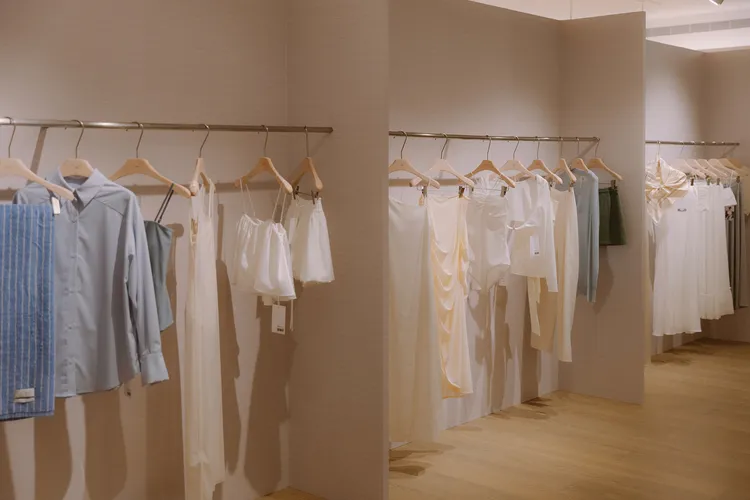 快閃空間展出充滿輕盈氛圍的夏日新品。品牌提供