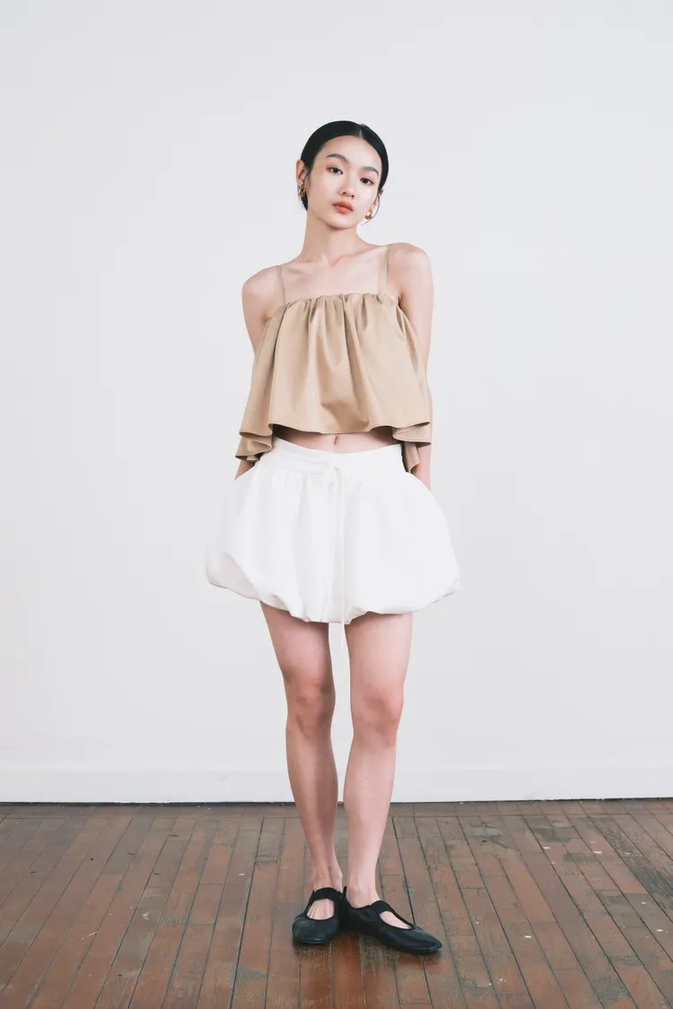 ear細肩澎澎bra上衣1980元、寬版腰頭花苞短褲裙1880元。品牌提供