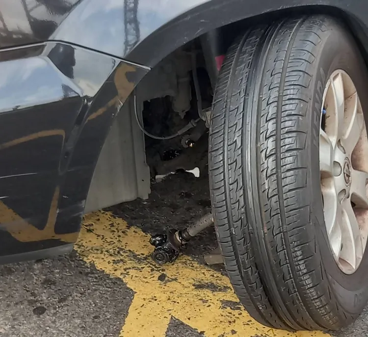 資深維修師傅表示，從照片看來應該是三腳架轉向球頭（和尚頭）磨損脫落導致。陳易志提供