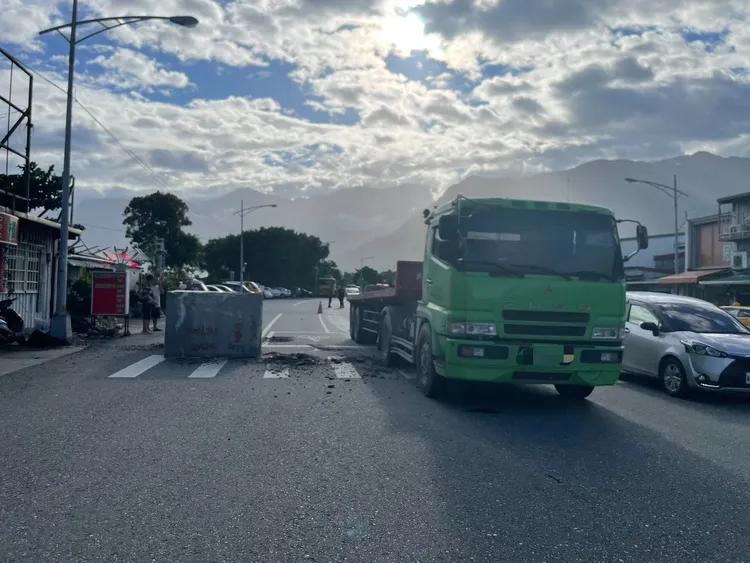 曳引車上大理石滾落地面相當嚇人。警方提供