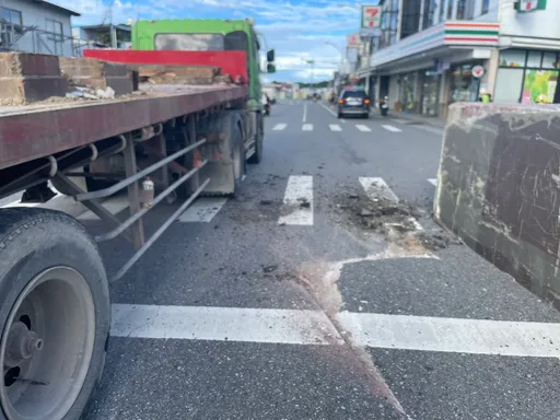 惊险画面曝光! 花莲曳引车载大理石未系紧 瞬间飘移滚落道路吓坏路人