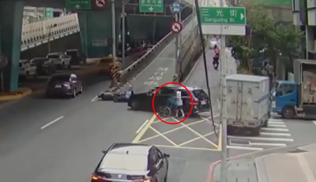 肇事翁下车后坐著轮椅。警方提供