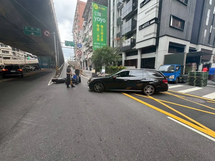 肇事翁於現場坐輪椅。警方提供