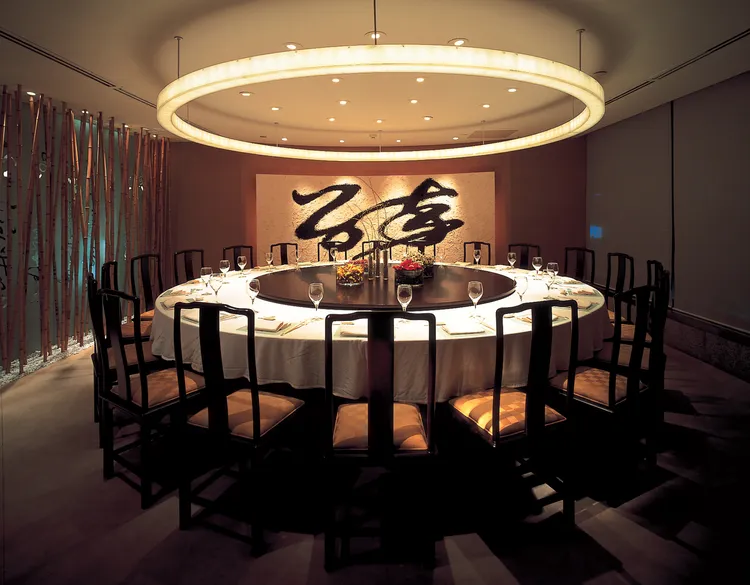 晶華軒有著10間可舉辦6～50人宴會的包廂，殷勤的服務搭配上超然的品味，使其成為台北社交圈璀璨耀眼的宴飲場所。台北晶華提供