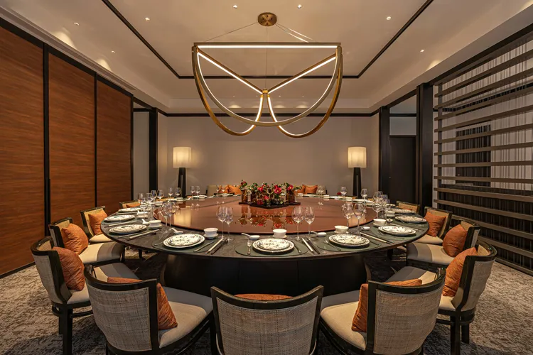 北投泉源閣餐廳共有7間分別可以容納10至20人用餐的包廂，滿版的木製百葉窗簾、搭配取材自那卡西三弦琴意象的格柵，呼應北投流傳下來的宴飲風情。台北晶華提供