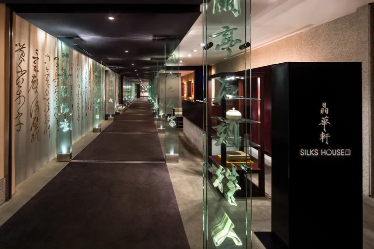 晶華軒的設計是由日籍空間設計大師—橋本夕紀夫(Hashimoto Yukio)操刀，進門後的那道以玻璃雕刻書法、佐以燈光造景而成的長廊，充滿中西合併的優雅質感。台北晶華提供