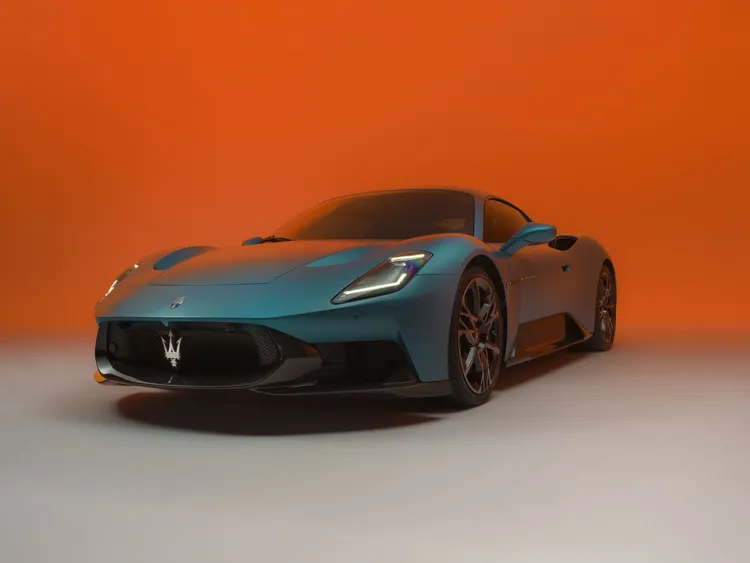 Maserati MCPURA此次於古德伍德以全新AI Aqua Rainbow（虹彩藍）塗裝亮相，霧面與亮面處理分別應用於硬頂與Cielo敞篷版本。原廠照片