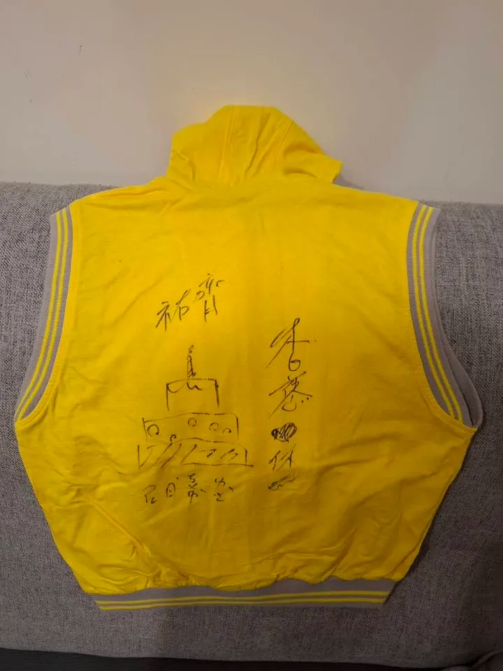 香蕉哥哥多年前幫曹祐齊簽名。翻攝自曹祐齊粉絲專頁