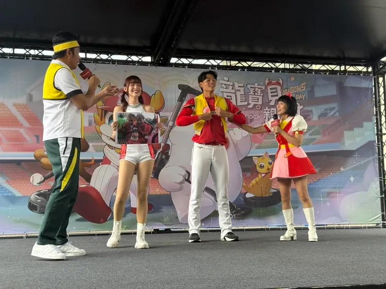 曹祐齊（右二）穿上簽名童裝。翻攝自曹祐齊粉絲專頁