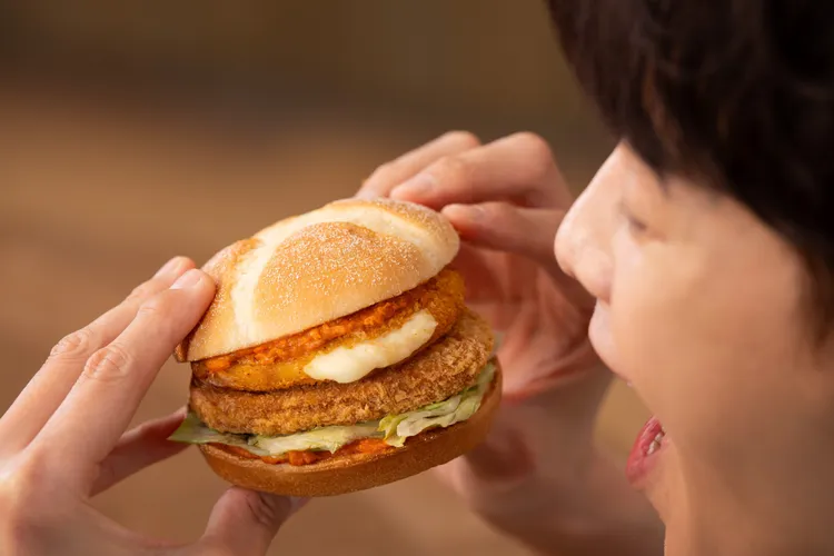 今日起同步推出「辣味熔岩起司排脆豬堡」。麥當勞提供