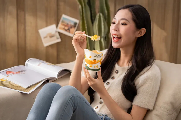 「楊枝甘露冰炫風」以楊枝甘露醬淋在冰淇淋上再搭配芒果晶球及甜筒脆片，創造出多層次口感。麥當勞提供