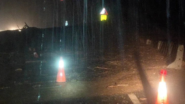 台東大豪雨狂襲，多處泥流淹路。翻攝黃建賓臉書