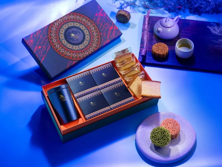 台北萬豪酒店「萬月」果茶十光月餅禮盒，每盒售價1100元。含紅心芭樂檸檬、桑葚檸檬青茶、鐵觀音柚子、紅茶芝士奶蓋四款風味桃山月餅，搭配手工蜂蜜蛋糕脆餅與三星烏龍茗茶。不論企業送禮、親友饋贈或自用皆合適。業者提供