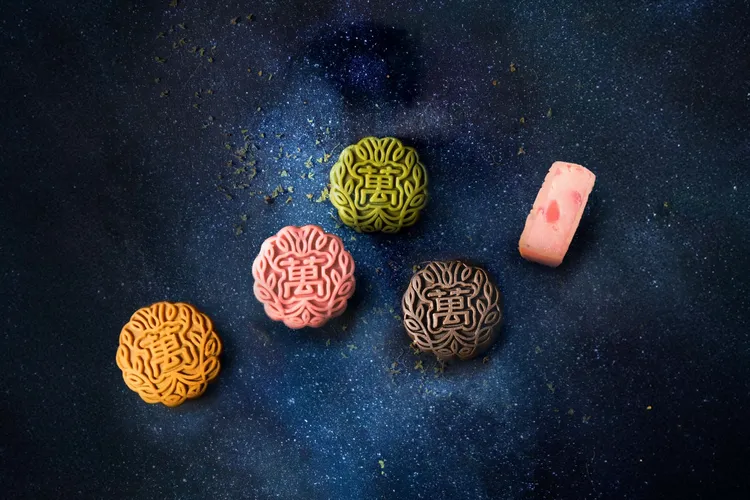 台北萬豪酒店「萬月」果茶十光月餅禮盒，含桃山月餅四入、手工蜂蜜蛋糕脆餅六入及精選台灣三星烏龍茗茶乙罐。以「台灣手搖茶飲」為靈感，特選日式桃山月餅皮搭配台灣特色茶葉，並採用台灣在地水果入餡。業者提供