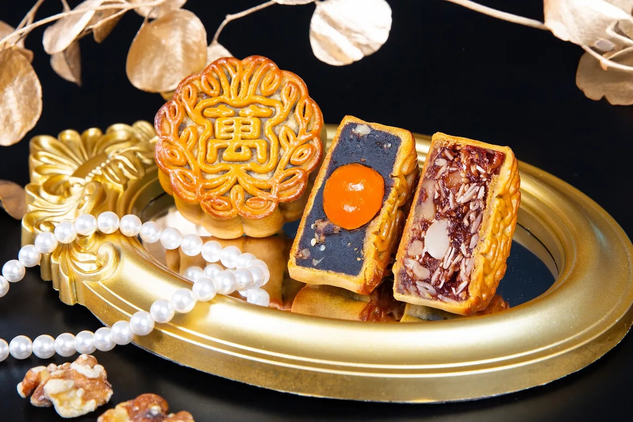 台北万豪酒店「咏月」手工广式月饼礼盒,枣泥核桃桂圆蛋黄及松子伍仁月饼。业者提供