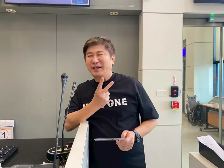 胡瓜驚喜進行登機廣播初體驗。《下面一位》提供