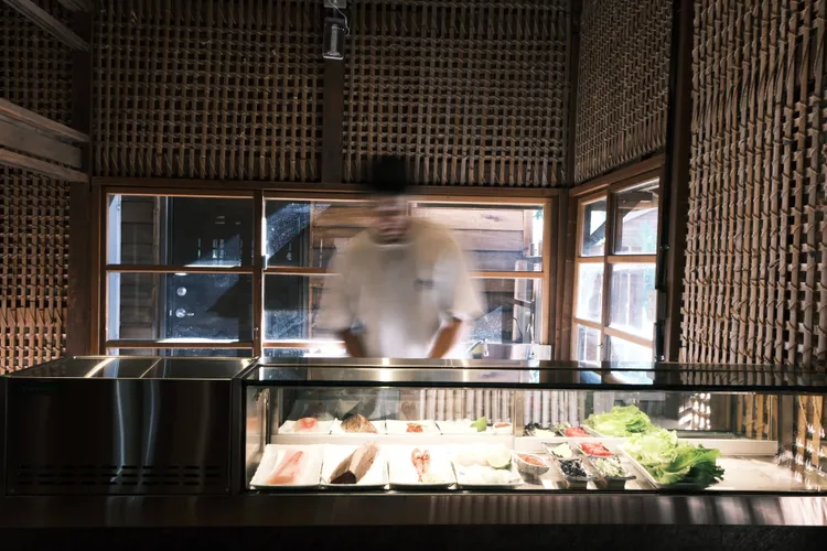 北町丼飯屋主打食材每天採買進貨，來自太平洋新鮮的魚貨，自10分鐘車程外的富岡漁港每日新鮮直送，除了提供消費者最新鮮的海鮮料理，更能減少食物碳足跡。雲品國際提供