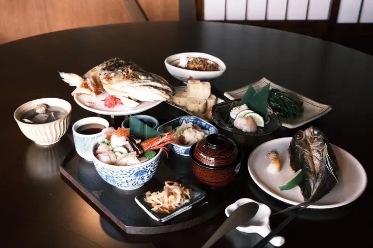 北町丼飯屋以單點制、定食套餐與現點現做無限量供應的三種方式，結合職人精神，提供高品質的日式料理，同時滿足在地居民與旅客對精緻多元餐飲的期待。雲品國際提供