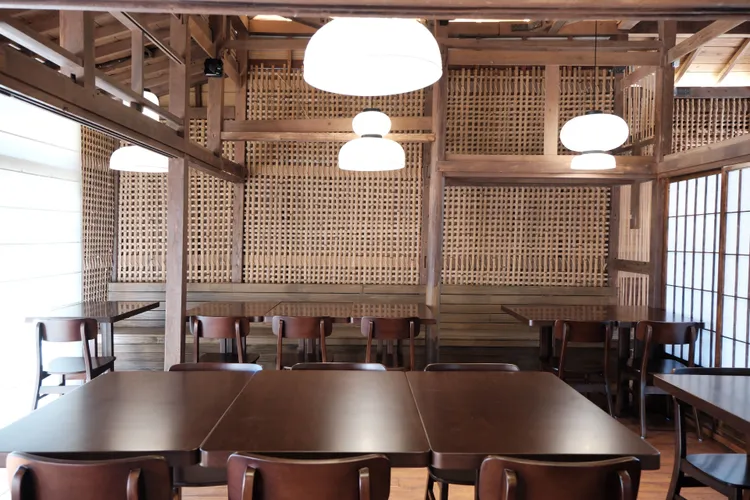 北町丼飯屋承襲日式木屋元素與裝潢風格，以日式燈籠、竹簾、竹編格柵與白橡木藤編椅，帶出木質調的質感氛圍。全店共設有58席座位，包含板前座位4席與一間8人包廂。雲品國際提供
